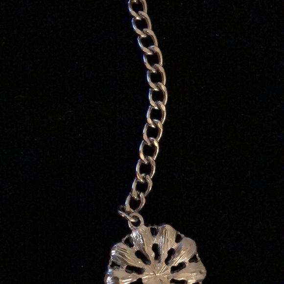 - White daisy party statement necklace, silver - Picture 5 of 8